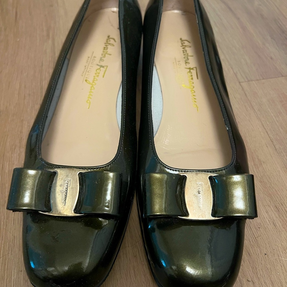 Salvatore Ferragamo Vara Bow Pump Green Leather Gold Hardware 9B Italy Classic